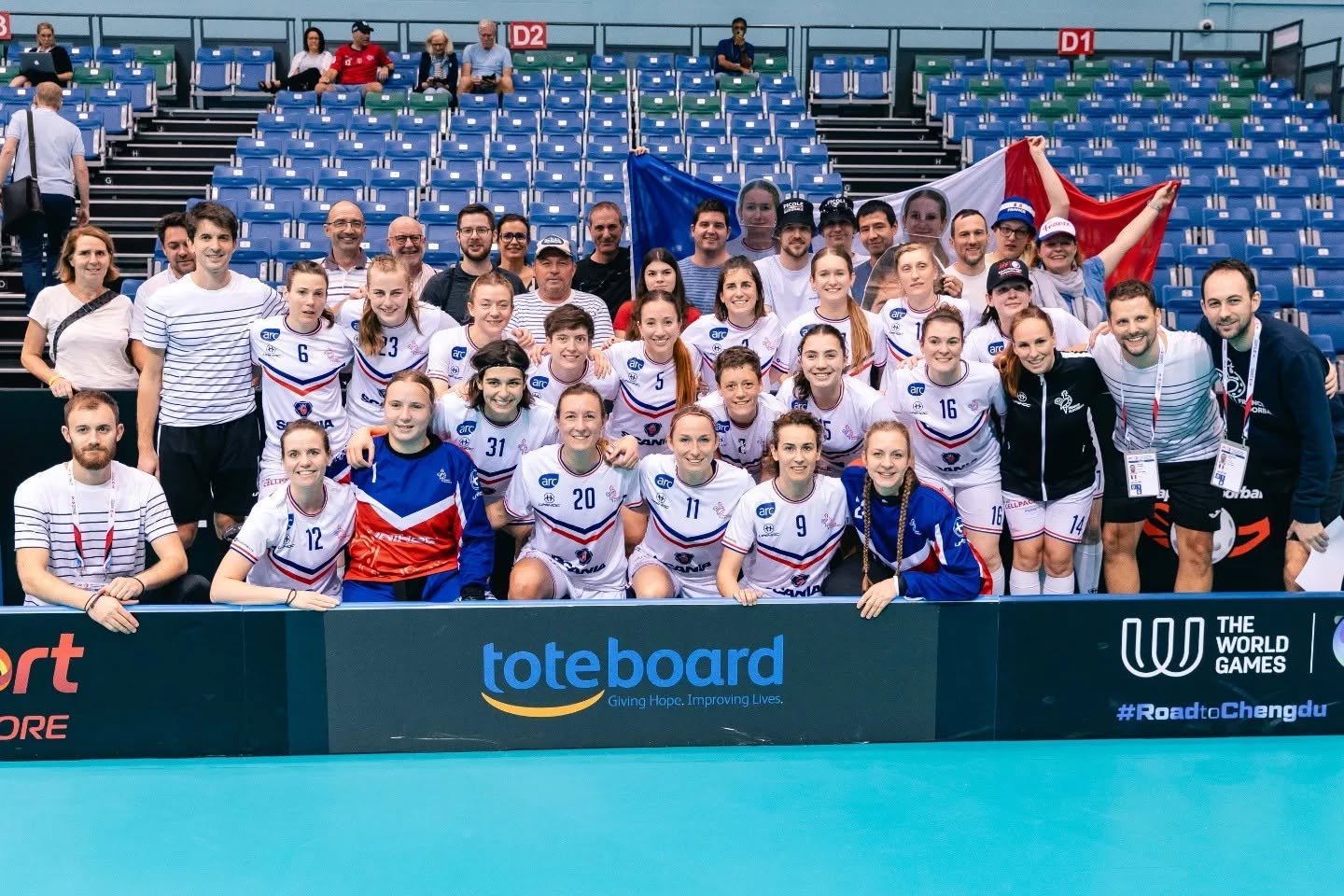 Équipe de France féminine et supporters au WFC 2023 Singapour
