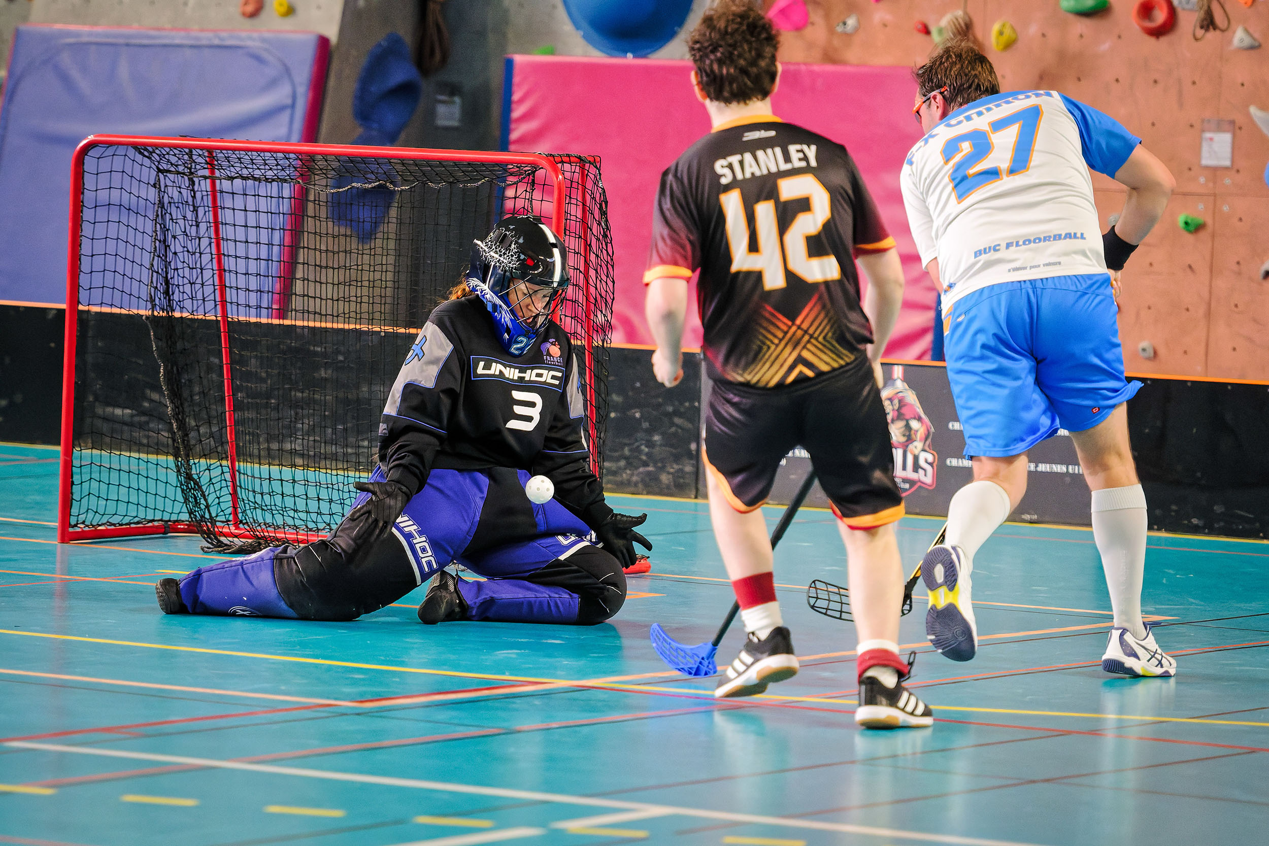 Gardien de floorball en position d'arrêt — équipement complet visible