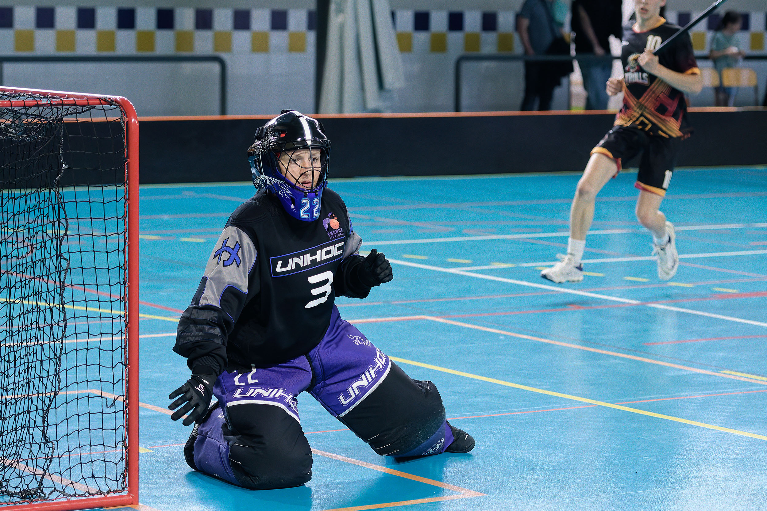 Gardien de floorball #3 en position devant sa cage — équipement Unihoc complet